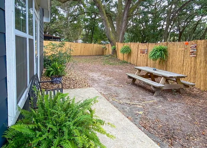 A-frame Retreat In Pensacola, 10 Mi To Dtwn Holiday home